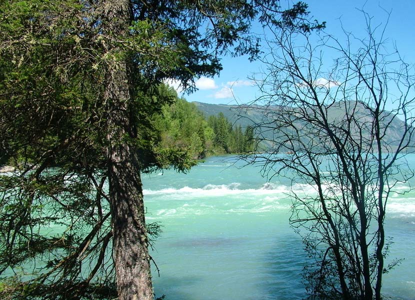 Pohled na jezero ze břehu